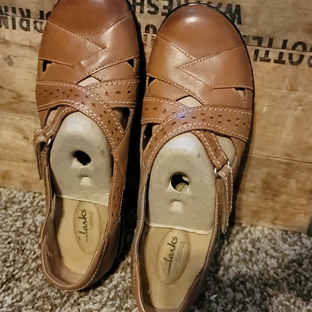 New inbox size 9 and a 1/2 wide women's Clark